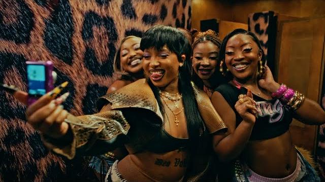 Uncle waffles, royal musiq & mark khoza - baphi ft. cowboii & uncool mc (official music video) Uncle waffles, royal musiq & mark khoza - baphi ft. cowboii & uncool mc (official music video)