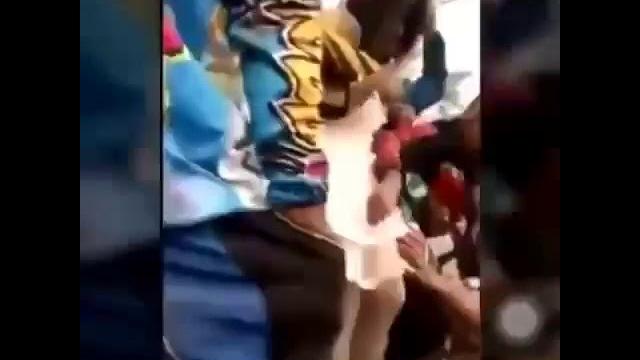 Gilak bnget ,satu cewek digoyang rame2 Gilak bnget ,satu cewek digoyang rame2