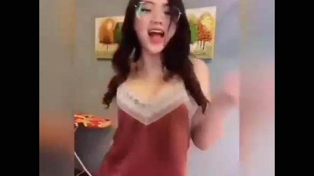 Hot cewe goyang bugil 18+ #shorts Hot cewe goyang bugil 18+ #shorts
