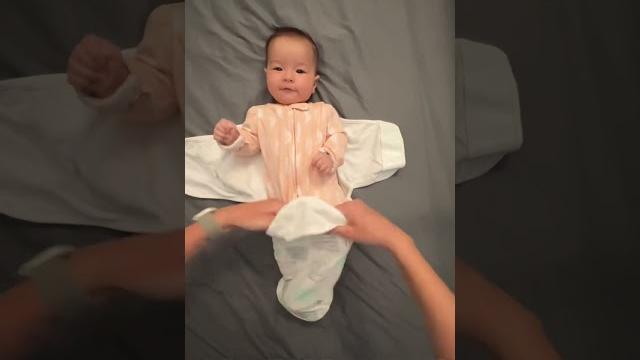 Easy to use baby swaddle velcro breakout resistant so you don’t have to redo the swaddle Easy to use baby swaddle velcro breakout resistant so you don’t have to redo the swaddle