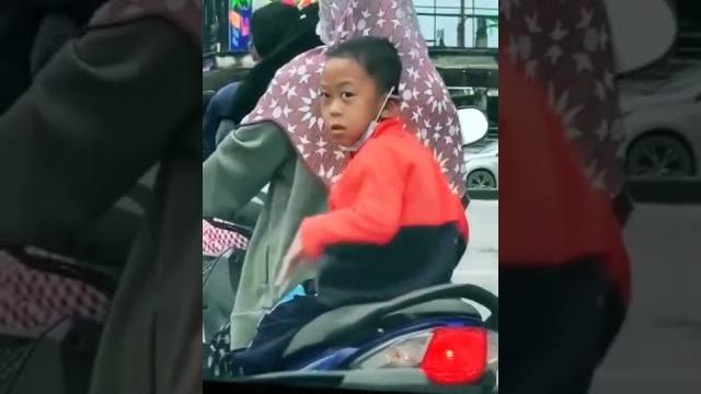 Anak kecil ngacungin jari tengah di lampu merah Anak kecil ngacungin jari tengah di lampu merah