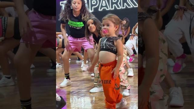 Miren como se concentra y baila con solo dos años Miren como se concentra y baila con solo dos años