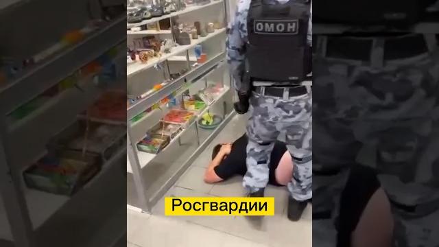 Омон выловил мигрантов и отправил на родину! Омон выловил мигрантов и отправил на родину!
