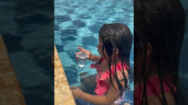 Shadia toma agua de la piscina #shorts Shadia toma agua de la piscina #shorts