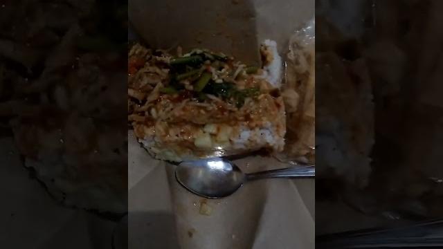 Nasi pecel cuma rp.8000 sudah dapat lauk daging Nasi pecel cuma rp.8000 sudah dapat lauk daging