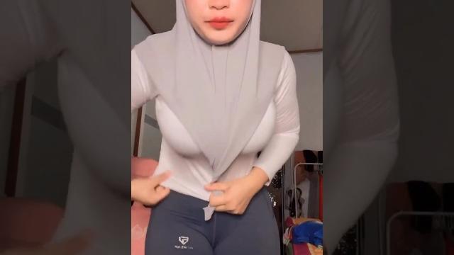 Cewek hijab hot pamer nenen bikin salfok ‼️ Cewek hijab hot pamer nenen bikin salfok ‼️