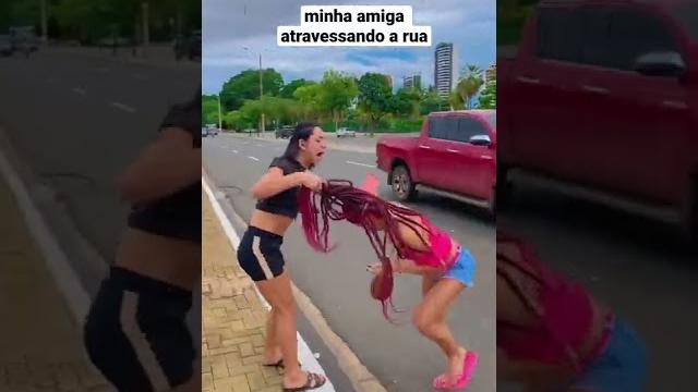 Minha amiga atravessando a rua #turmadavalzinha Minha amiga atravessando a rua #turmadavalzinha