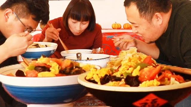 用老母鸡下的蛋做个菜,浇在面条上,真是鲜美啊,一个人能吃一大碗!【丹霞春姐】 用老母鸡下的蛋做个菜,浇在面条上,真是鲜美啊,一个人能吃一大碗!【丹霞春姐】