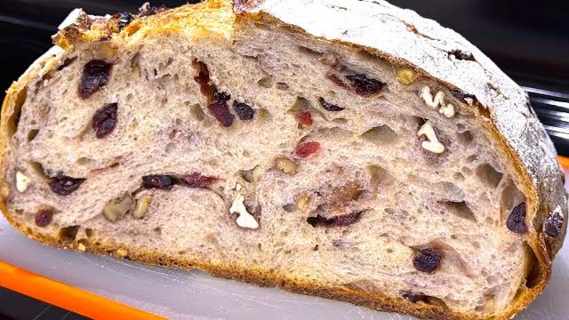 Хлеб на закваске с орехами и клюквой, самый популярный в осенне-зимний праздничный сезон Хлеб на закваске с орехами и клюквой, самый популярный в осенне-зимний праздничный сезон