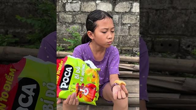 Kind little girl shares all her food with a puppy! ️ Kind little girl shares all her food with a puppy! ️