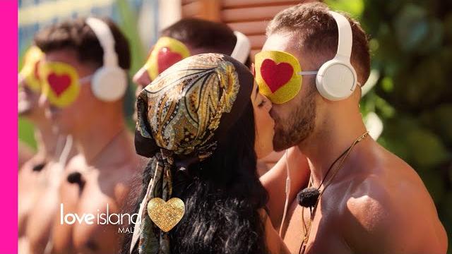 The infamous kissing challenge gets steamy The infamous kissing challenge gets steamy