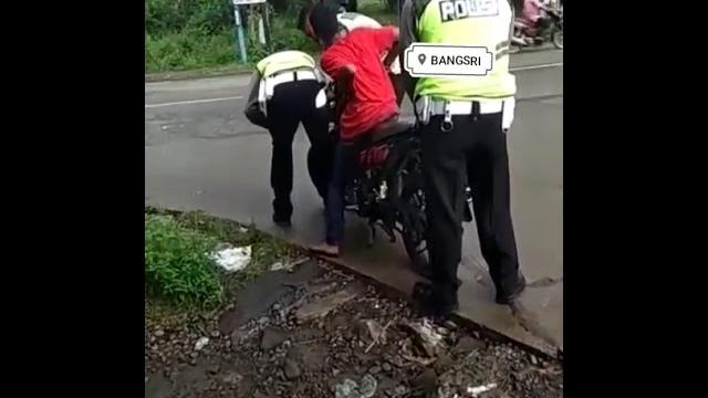 Gangbang satu abg layani tiga polisi Gangbang satu abg layani tiga polisi