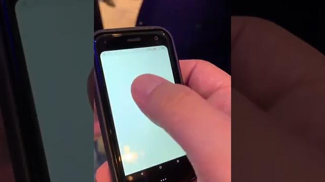Dünyanın en minik akıllı telefonu! cepte kaybolur bu Dünyanın en minik akıllı telefonu! cepte kaybolur bu