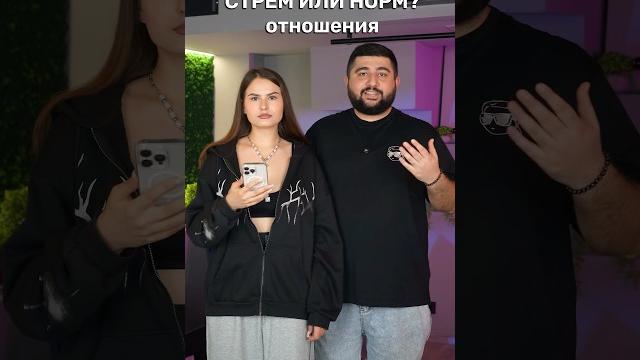 Читает чужие сообщения Читает чужие сообщения