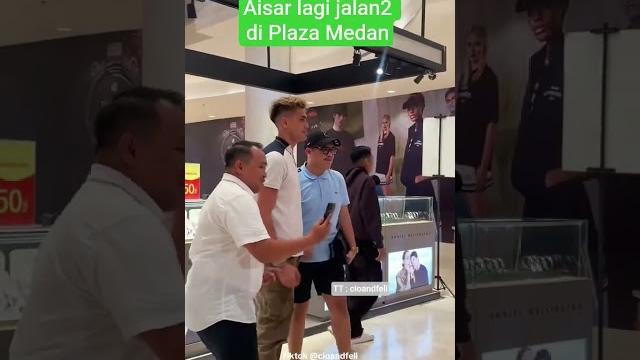 Aisar khaledd lagi jalan2 di plaza medan Aisar khaledd lagi jalan2 di plaza medan