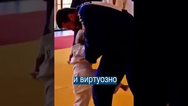 Тренер притворяется слабым, чтобы вселить веру в детей Тренер притворяется слабым, чтобы вселить веру в детей