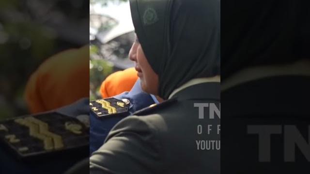 Momen seorang ayah hormat pada anak perempuannya - ayah bintara anak perwira - video lengkap yons au Momen seorang ayah hormat pada anak perempuannya - ayah bintara anak perwira - video lengkap yons au