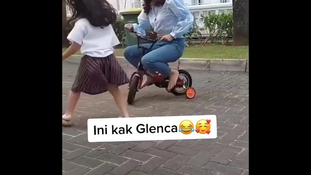 Glenca chysara naik sepeda reyna Glenca chysara naik sepeda reyna