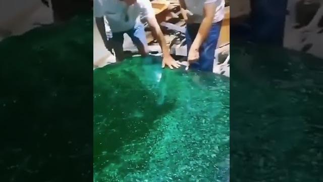 五噸巨石切了三天三夜#翡翠 #翡翠原石 #翡翠玉石 #翡翠切割 #jade #shorts #fyp #female #agate #amberheard #famy #emeralad 五噸巨石切了三天三夜#翡翠 #翡翠原石 #翡翠玉石 #翡翠切割 #jade #shorts #fyp #female #agate #amberheard #famy #emeralad