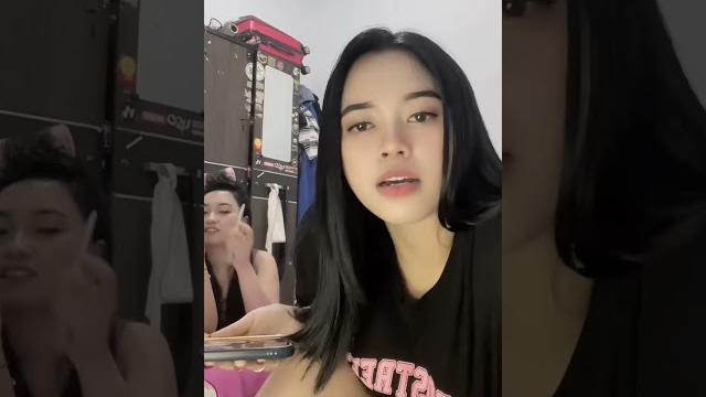 Cewek cantik pamer paha mulusnya Cewek cantik pamer paha mulusnya