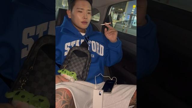 김주형 정신못차리고 또 택시에서 담배핌 김주형 정신못차리고 또 택시에서 담배핌