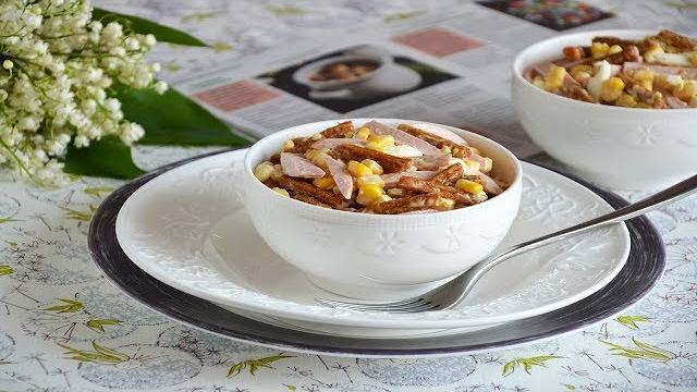 Салат с кукурузой яйцом и колбасой Салат с кукурузой яйцом и колбасой
