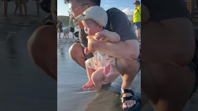 第一次碰海水 #baby#西子灣 第一次碰海水 #baby#西子灣