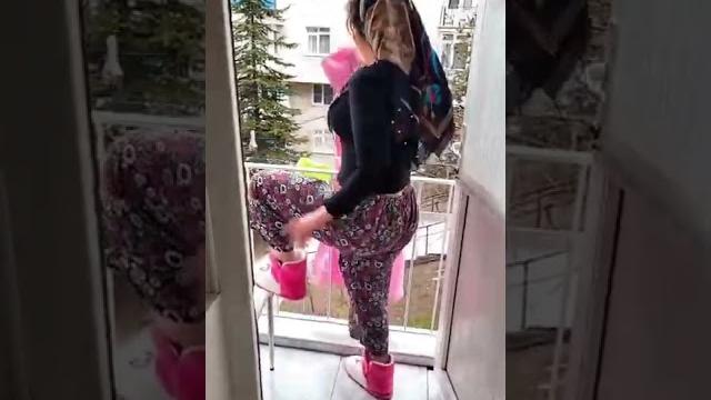 Şalvarlı hatun balkonda fena kalça sallıyor Şalvarlı hatun balkonda fena kalça sallıyor