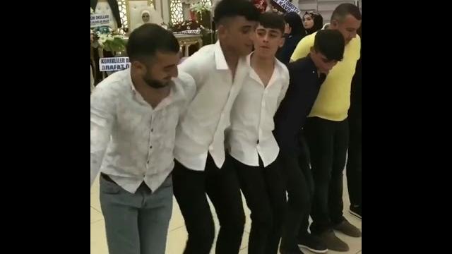 Govend böyle oynanır batman amed süper halay Govend böyle oynanır batman amed süper halay