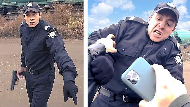 Полицейский напал на меня и вытащил из машины. полицейский беспредел, психопат хотел забрать машину? Полицейский напал на меня и вытащил из машины. полицейский беспредел, психопат хотел забрать машину?