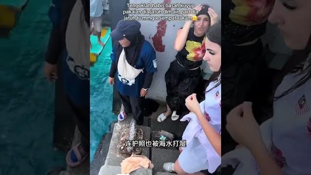 女游客手机掉海 男员工2度潜水捡回 女游客手机掉海 男员工2度潜水捡回