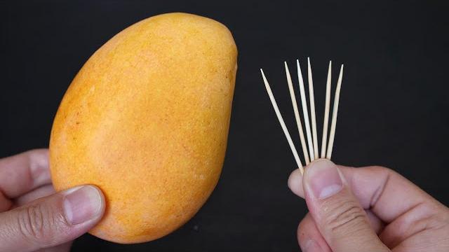Easy way to peel mango: use a toothpick for mess-free! 剝芒果皮新方法:用牙簽輕鬆搞定!マンゴーの皮を簡単に剥く方法:つまようじでスムーズに! Easy way to peel mango: use a toothpick for mess-free! 剝芒果皮新方法:用牙簽輕鬆搞定!マンゴーの皮を簡単に剥く方法:つまようじでスムーズに!
