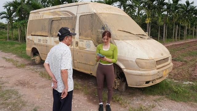 Genius girl's challenge: restart the 16-seat ford (transit) after many years of abandonment. Genius girl's challenge: restart the 16-seat ford (transit) after many years of abandonment.