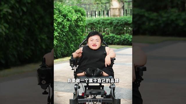 大家好!我是李喜梅。常说“因为淋过雨,所以想为别人撑伞”,这句话正是我创立阅香品牌的初心。曾经,我在追求精致妆容的路上不断试错:廉价化妆品容易斑驳脱妆、刺激肌肤,高价产品又常常华而不实,始终找不到能 大家好!我是李喜梅。常说“因为淋过雨,所以想为别人撑伞”,这句话正是我创立阅香品牌的初心。曾经,我在追求精致妆容的路上不断试错:廉价化妆品容易斑驳脱妆、刺激肌肤,高价产品又常常华而不实,始终找不到能