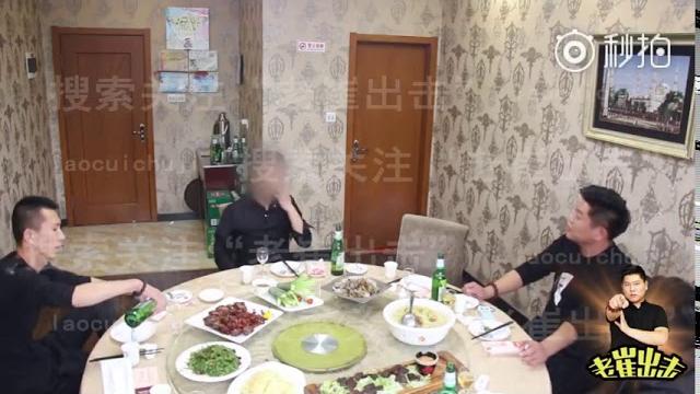 患難之交面對利益反目成仇,老崔為兄弟以酒潑臉憤怒掰其手指! 患難之交面對利益反目成仇,老崔為兄弟以酒潑臉憤怒掰其手指!