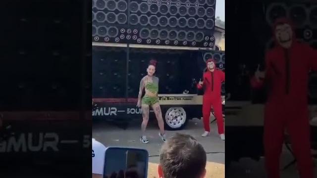Yağmur şi̇mşek araba fuari Yağmur şi̇mşek araba fuari