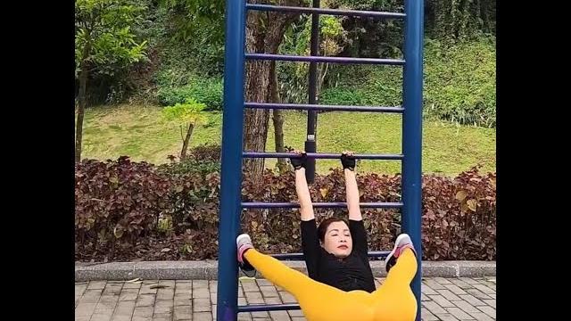 公园里锻炼身体的漂亮阿姨 公园里锻炼身体的漂亮阿姨