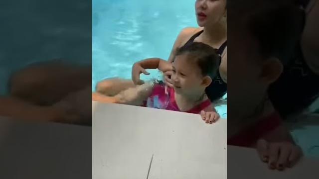 Aura kasih berenang bareng si kecil, ada yang mau ikut?? #aurakasih #artist #viral #bikini Aura kasih berenang bareng si kecil, ada yang mau ikut?? #aurakasih #artist #viral #bikini