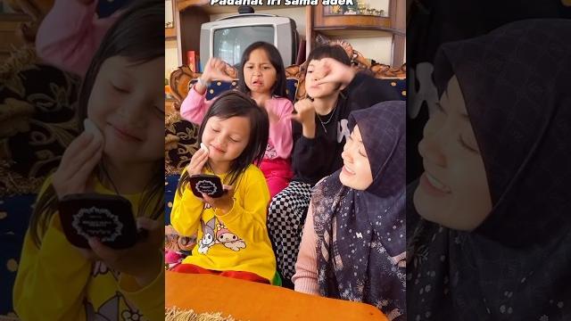 Karena adek selalu dimanja dan di sayang bunda Karena adek selalu dimanja dan di sayang bunda