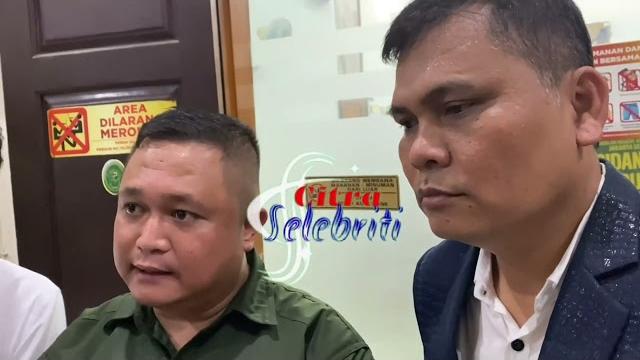 Pengacara siakaee kecewa tidak bisa masuk ke ruang sidang pengadilan jakarta selatan untuk dampingi Pengacara siakaee kecewa tidak bisa masuk ke ruang sidang pengadilan jakarta selatan untuk dampingi