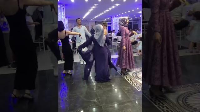 Türbanlı kadın düğünde döktürdü Türbanlı kadın düğünde döktürdü