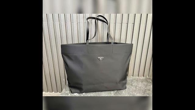 This tote bag is made of innovative recycled nylon fabric, and its design is simple and fashionable. This tote bag is made of innovative recycled nylon fabric, and its design is simple and fashionable.