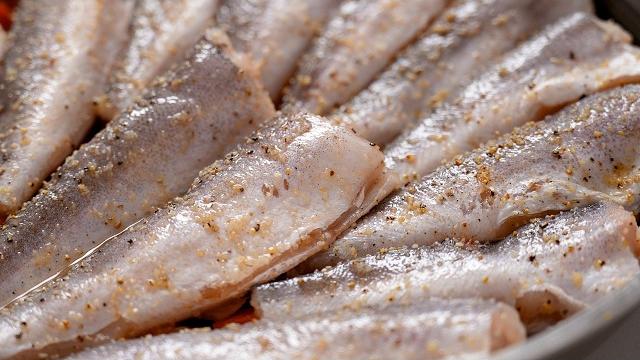 I don't fry fish anymore! it's much easier and healthier! hake in sauce in a frying pan I don't fry fish anymore! it's much easier and healthier! hake in sauce in a frying pan
