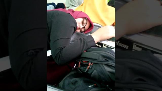 Mahasiswi tertidur saat kuliah Mahasiswi tertidur saat kuliah