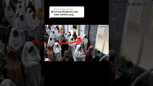 Penampakan hantu di masjid ketika sedang sholat #shorts Penampakan hantu di masjid ketika sedang sholat #shorts