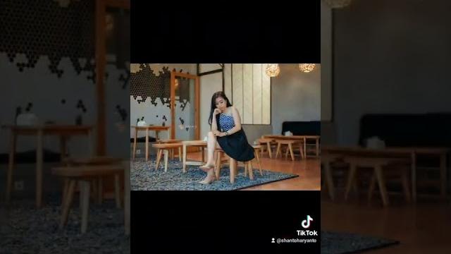 Model cantik dan seorang penyanyi Model cantik dan seorang penyanyi