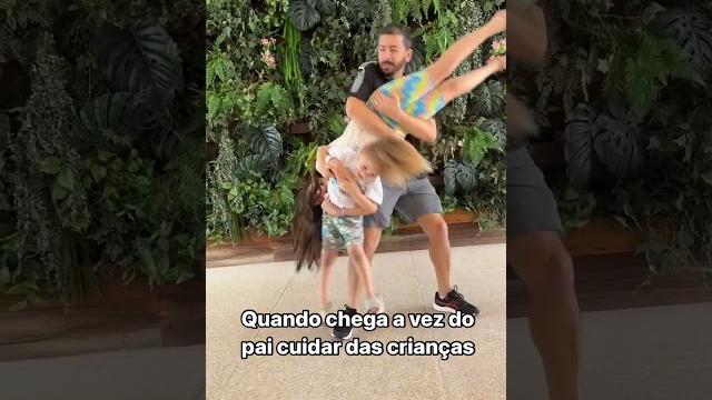 Quando o pai fica cuidando dos filhos Quando o pai fica cuidando dos filhos