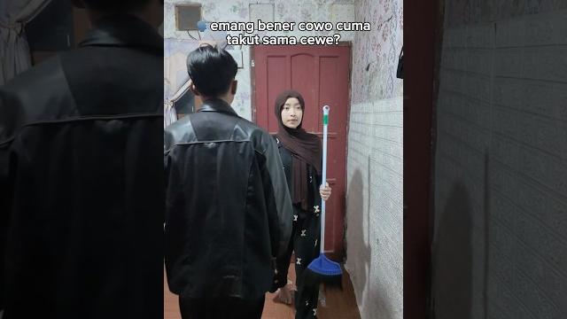 Adam berantem sama syifa sampe sapu rumahnya dipatahinparah banget! Adam berantem sama syifa sampe sapu rumahnya dipatahinparah banget!
