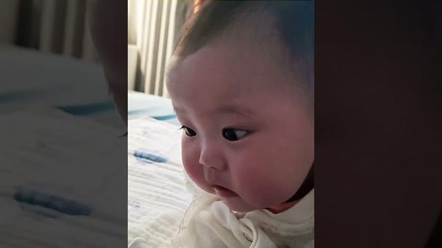 小話嘮寶寶演講到口水拉絲,自己還懂得擦口水 小話嘮寶寶演講到口水拉絲,自己還懂得擦口水