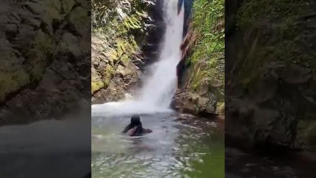 Mulherão toma banho pelada na cachoeira. Mulherão toma banho pelada na cachoeira.